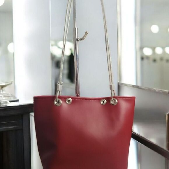 HARDWEAR BY RENEE RUNWAY RED SMALL TOTE - Picture 4 of 10
